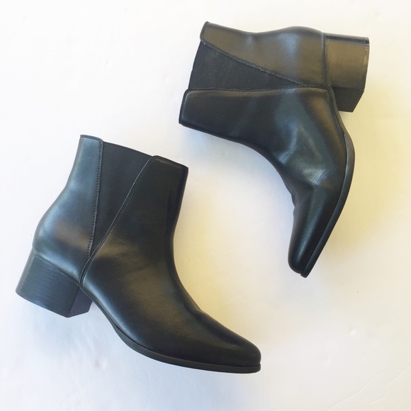 Urban Outfitters Shoes - Urban Outfitters Classic Black Chelsea Ankle Boot